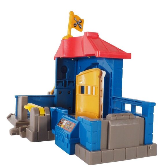 Fisher Price GeoTrax Transportation System Mechanics Garage Moving Parts 2003 - Picture 5 of 7